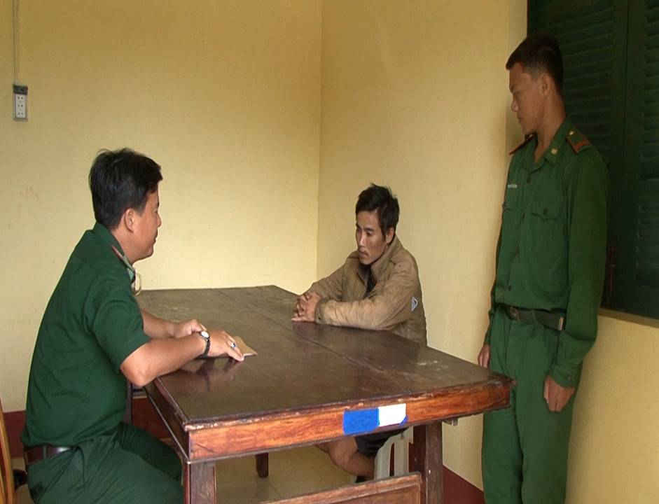 A 5 Lực lượng biên phòng làm việc với đối tượng vận chuyển tê tê trái phép