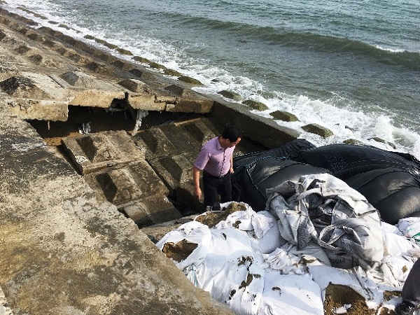 Kè cứng Cửa Đại bị sóng biển đánh tan tác