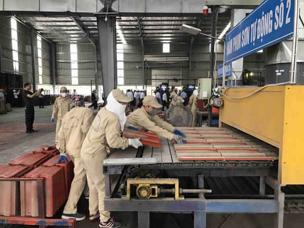 Công đoạn phun ngói mầu không nung tại Công ty cổ phần Thanh Tuyền