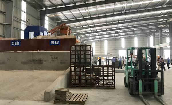 Dây chuyền sản xuất gạch không nung với nguyên liệu chính là xỉ đáy và tro bay của nhà máy nhiệt điện tại Công ty cổ phần Thanh Tuyền