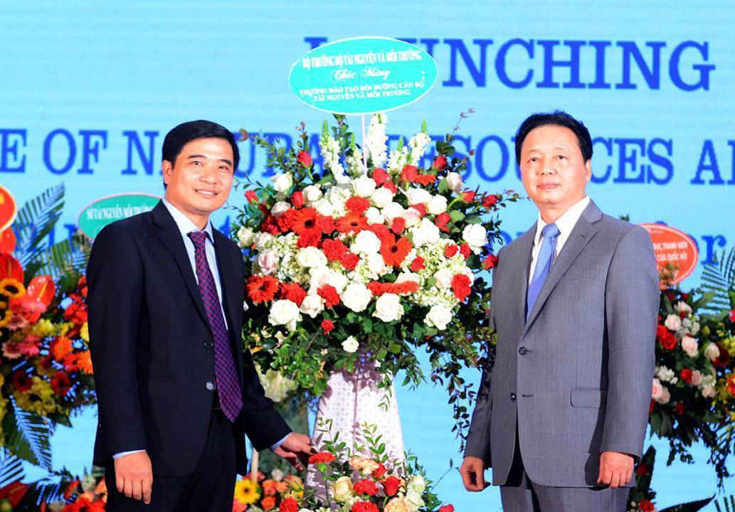 2304 BT tặng hoa nhà trường