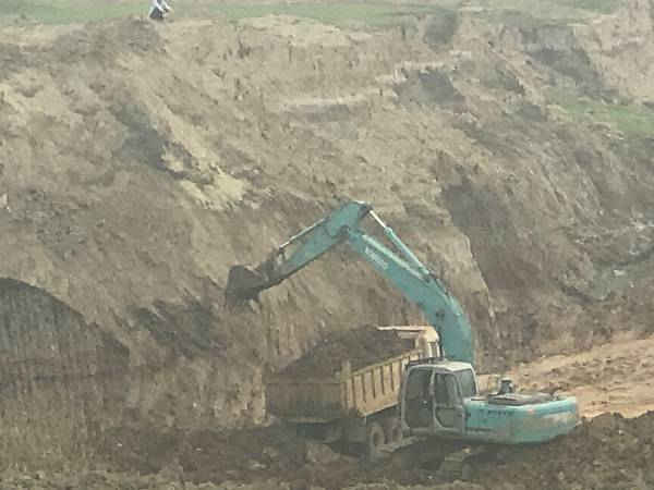 Công trường nạo vét hồ Cửa Khâu đã được đơn vị thi công đào sâu hàng chục lần so với thiết kế