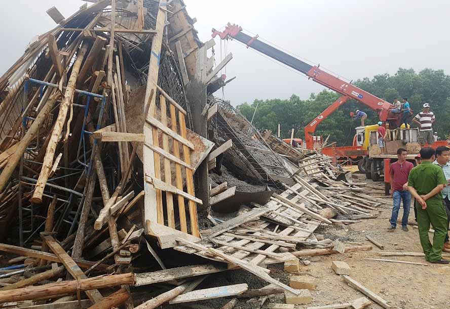 Hiện trường vụ sập giàn giáo