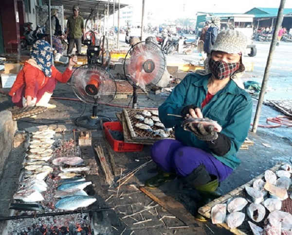 Dịch vụ nướng cá thu ngay tại bến cá