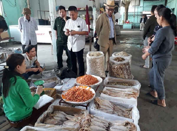 Du khách rất thích thú mua hải sản về thưởng thức và làm quà cho người thân