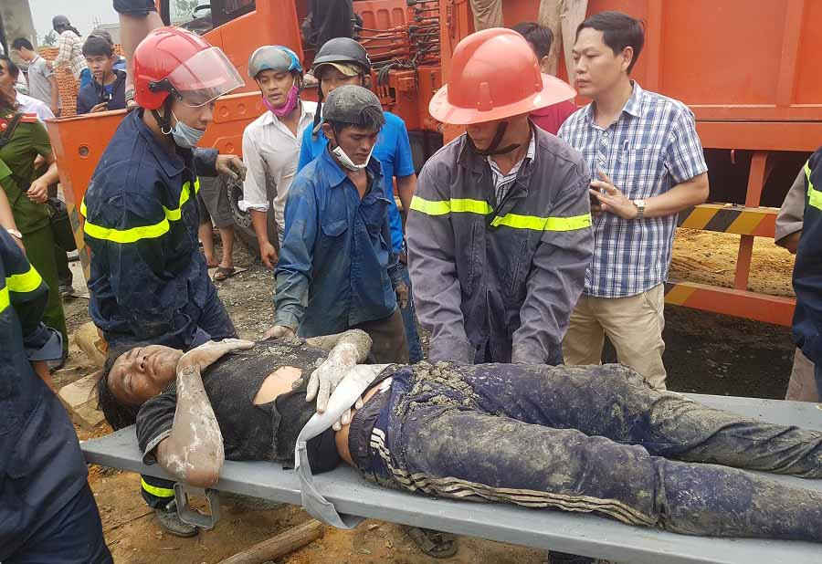 Các công nhân được đưa ra khỏi đống đổ nát