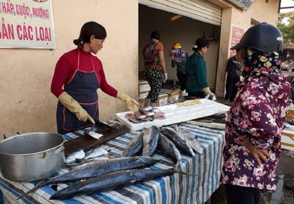 Cá thu cắt khúc và nướng chín