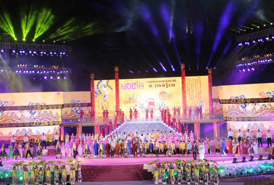 Tiết mục khép lại lễ khai mạc, với hi vọng một mùa Festival Huế mới thành công hơn...