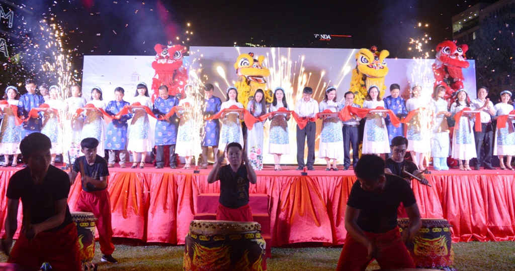 1. Các đại biểu cắt băng khánh thành Làng bích họa Đà Nẵng