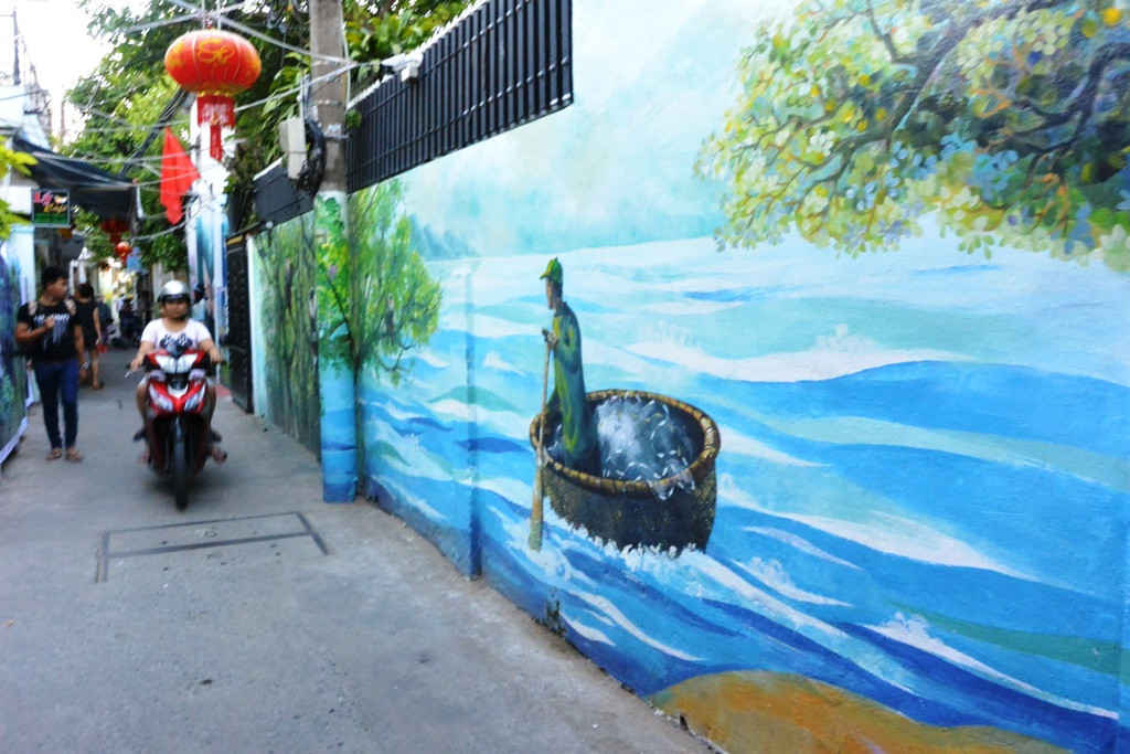 Từ ngày hẻm bích họa hình thành, bà con trong hẻm nhắc nhở nhau nâng cao ý thức bảo vệ môi trường