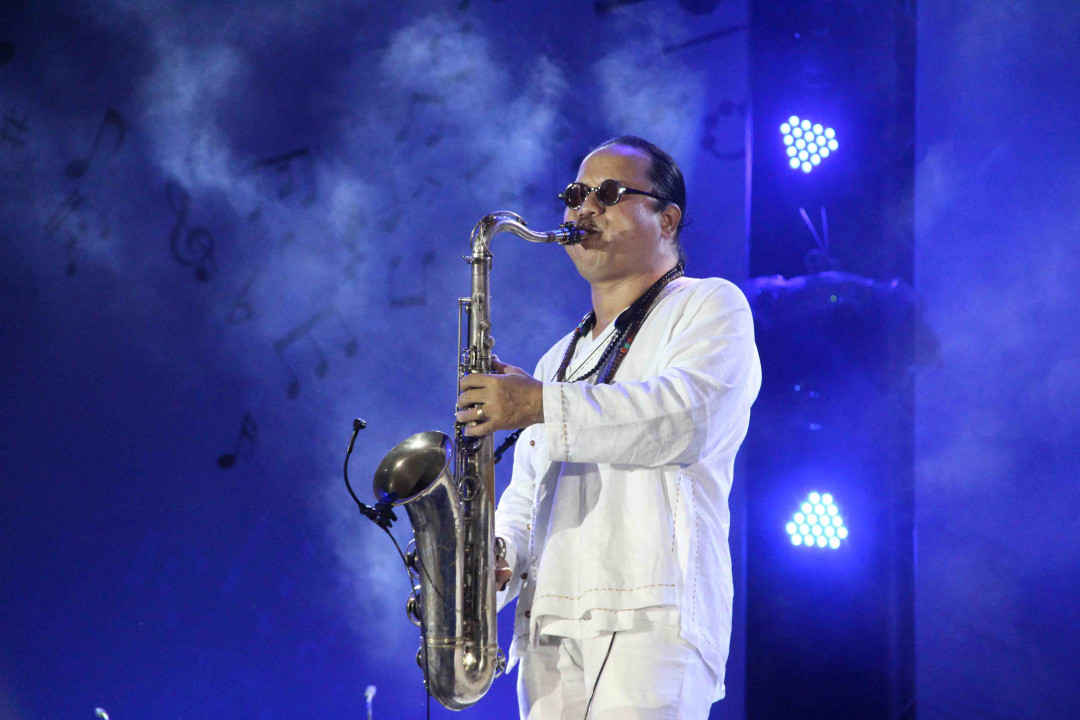 Nghệ sĩ Saxophonists Trần Mạnh Tuấn mở đầu đêm nhạc với ca khúc “Một coi đi về”