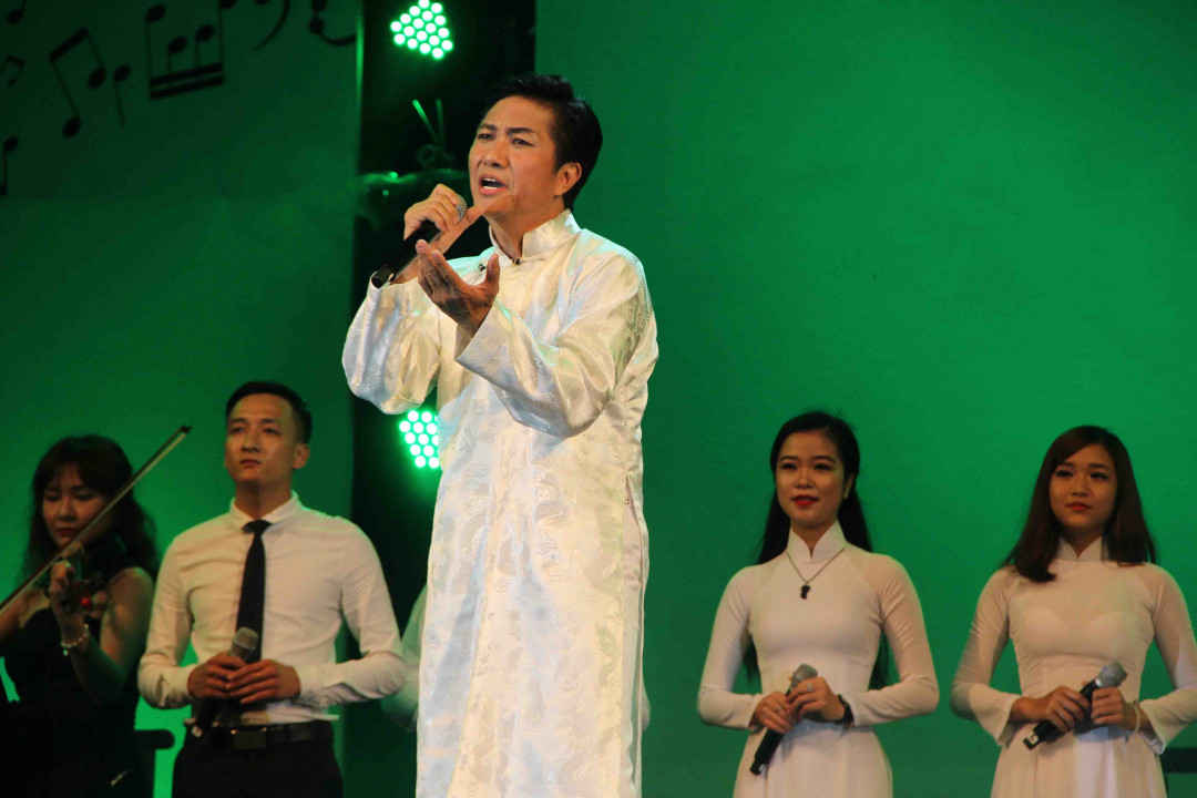 Doanh nhân Đào Đức Nghĩa góp mặt ở chương trình với giọng ca đầm ấm qua bài “Biển nghìn thu ở lại”