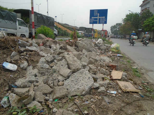 Đống phế thải nằm án ngữ trên vỉa hè đối diện với số nhà 27 chân cầu Thanh Trì