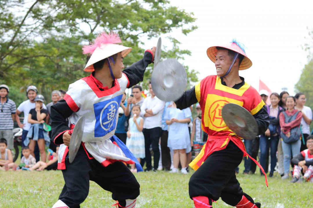 Tiến hành giao đấu bằng những thế võ độc đáo