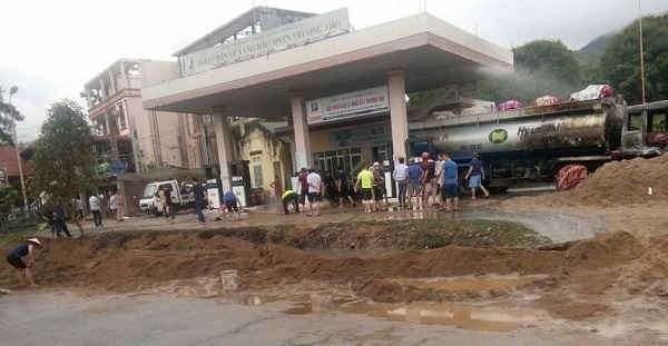 Hiện trường vụ cháy xe bồn chở xăng.