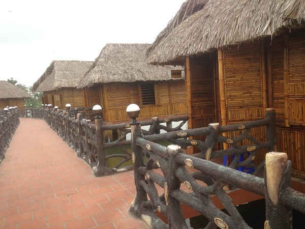 Hệ thống nhà hàng ẩm thực được xây dựng kiên cố nằm ngay trong khu trang trại.