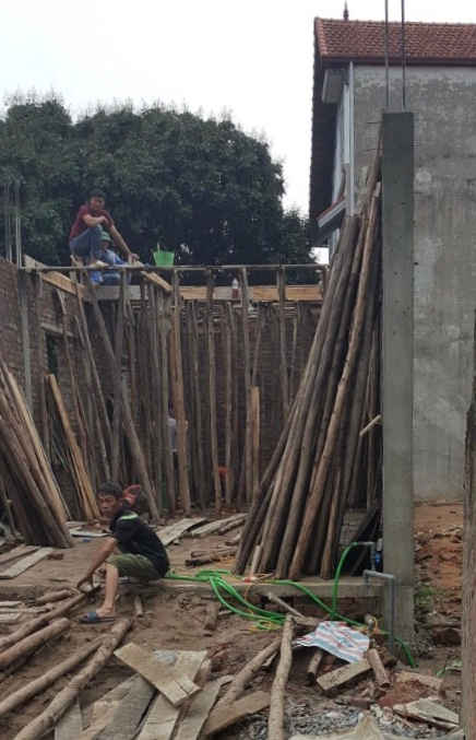 Ngang nhiên đập phá tường rào, xây dựng nhà trái phép trên đất hàng xóm