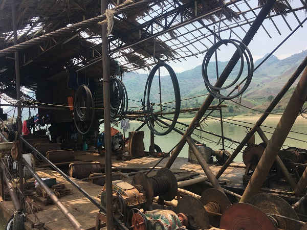 Tàu đãi vàng đang neo đậu tại bản Tà Ỉu, xã Pắc Ngà, huyện Bắc Yên.