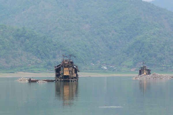 Tại thời điểm kiểm tra, các tàu này chỉ có người trông coi, không có hoạt động khai thác trái phép
