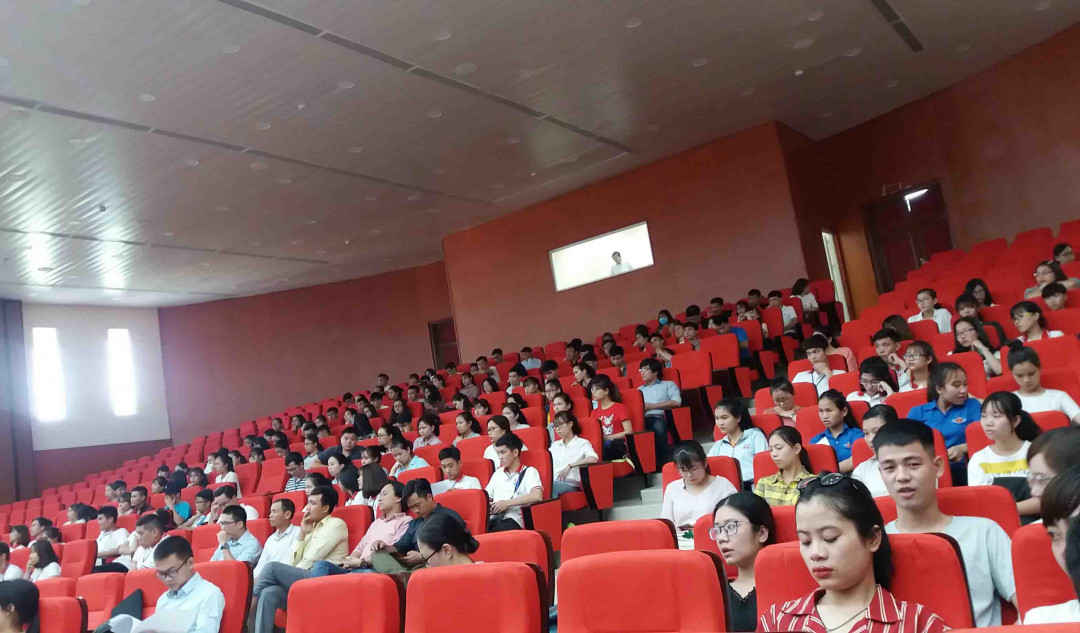 Đông đảo sinh viên tham dự lễ phát động