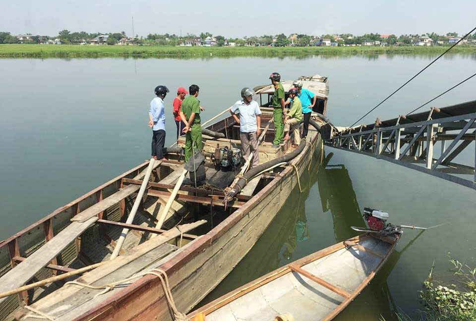 Lực lượng chức năng xử lý thuyền khai thác cát trái phép