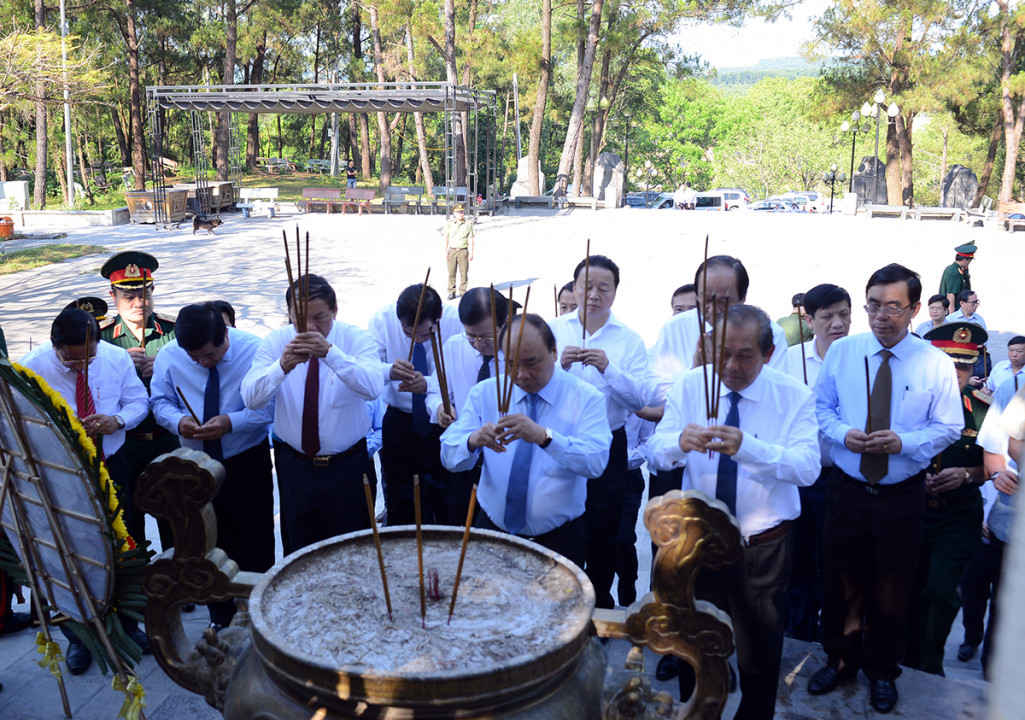 Thủ tướng dâng hương