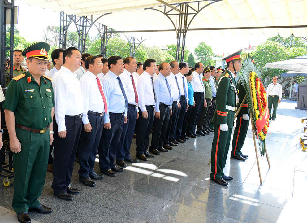 Viếng nghĩa trang đường 9