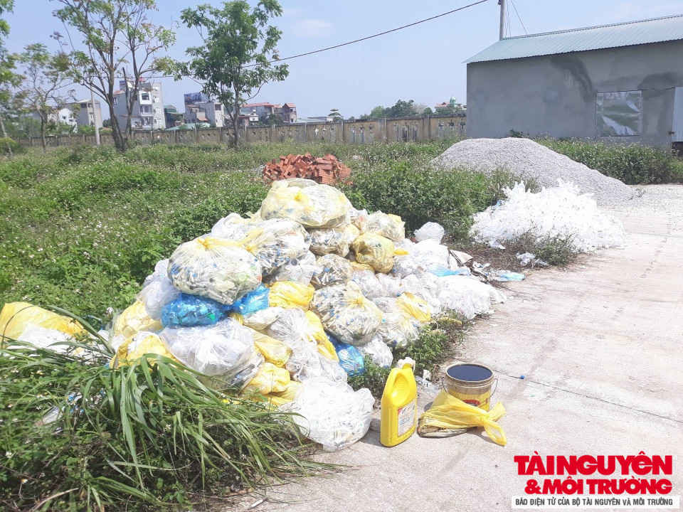 Rác thải y tế nguy hại được Bệnh viện Đa khoa ACA bỏ ngổn ngang ngoài trời trong khuôn viên bệnh viện.