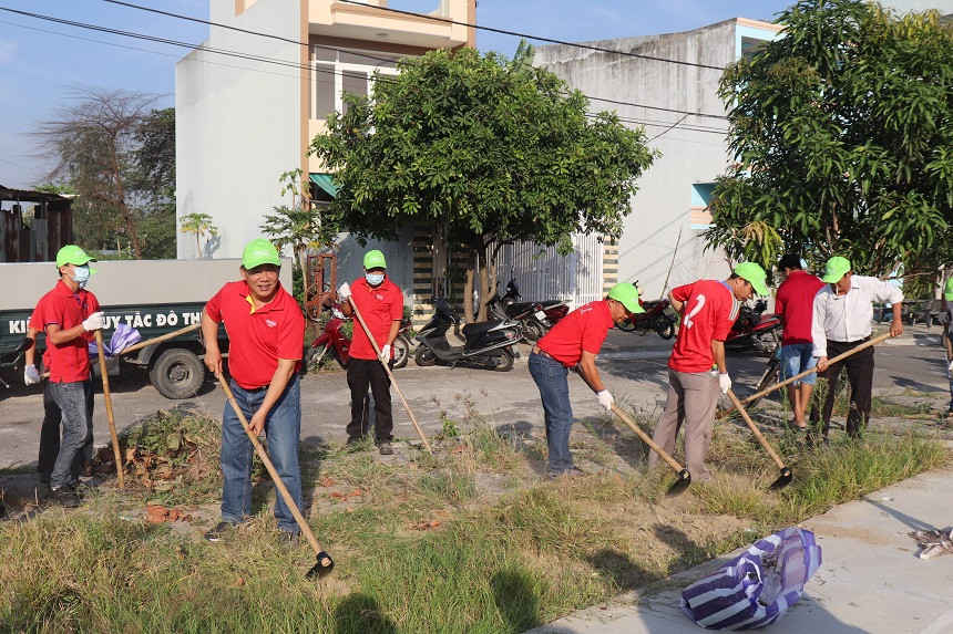 Cán bộ phường Hòa Minh cùng người dân địa phương và đại diện Coca- Cola tại Đà Nẵng tham gia dọn dẹp vệ sinh