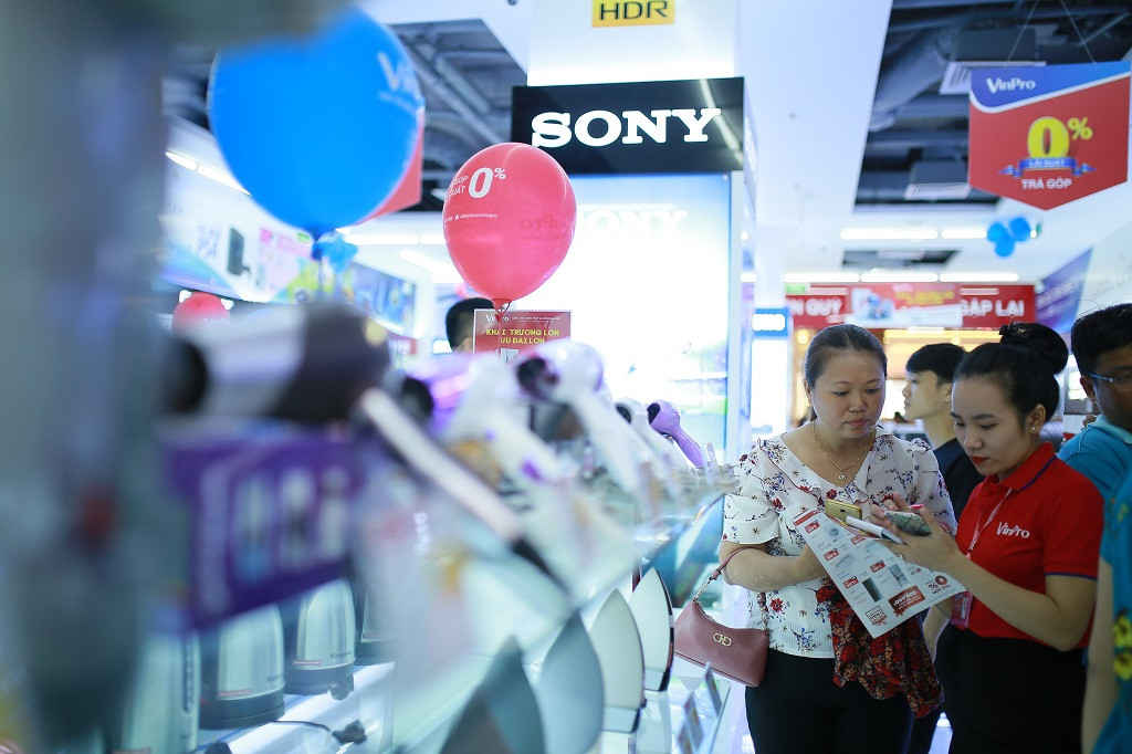 Khách hàng hào hứng ngay trong lần đầu tiên trải nghiệm mua sắm tại siêu thị Vinmart và siêu thị điện máy Vinpro.