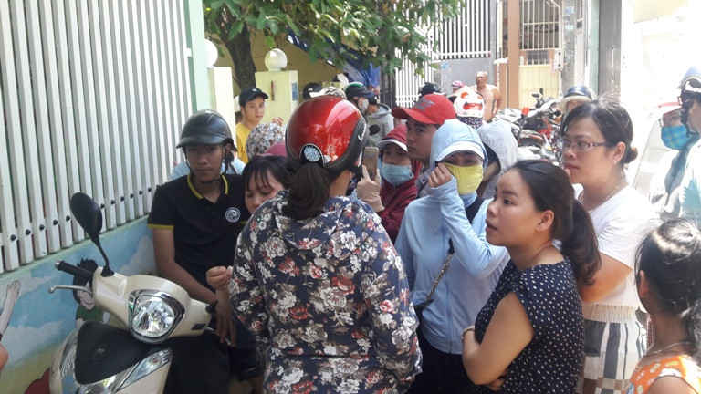 Rất đông người dân tập trung trước cổng cơ sở Nhà trẻ Mẹ Mười để theo dõi vụ việc