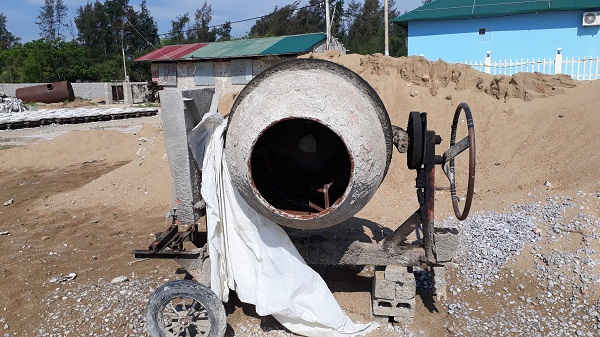 Chỉ còn máy trộn bê tông ở lại