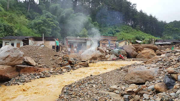 Trượt lở đất đá là nguyên gây ảnh hưởng nghiêm trọng đến việc phát triển kinh tế kinh tế, giao thông và tính mạng của người dân ở các tỉnh miền núi phía Bắc.
