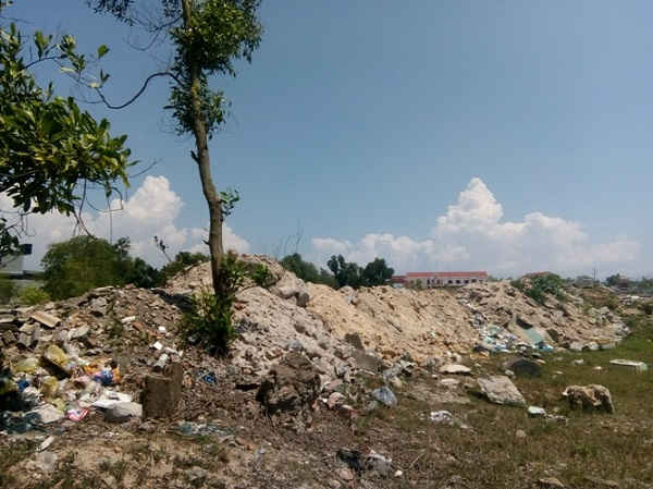 Rác thải và phế liệu đổ thành dãy hai bên đường