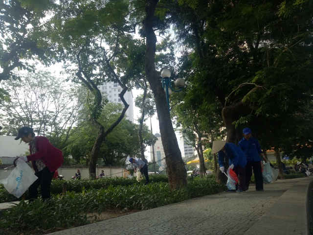 Cựu thanh niên xung phong tự nguyện nhặt rác làm đẹp môi trường