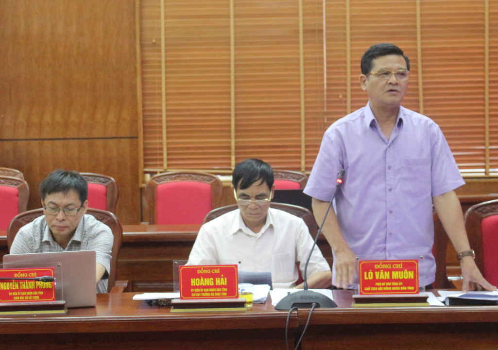 Ông Lò Văn Muôn, Phó Bí thư Tỉnh ủy, Chủ tịch HĐND tỉnh Điện Biên cho rằng khi phân cấp phê duyệt giá khởi điểm đẩu giá quyền sử dụng đất...cho các huyện, thị xã, thành phố cần xét đến yếu tố thẩm quyền quy hoạch và thẩm quyền cấp giấy chứng nhận quyền sử dụng đất. Ảnh chụp 30/5/2018.