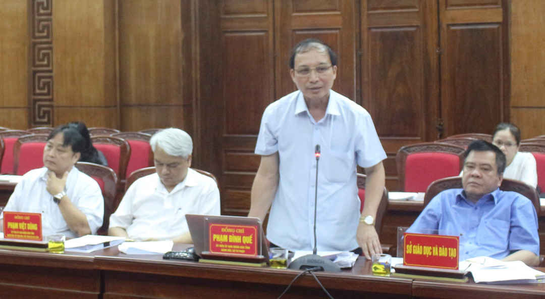 Ông Phạm Đình Quế, Giám đốc Sở Tư pháp ý kiến nên giới hạn phân cấp phê duyệt giá khởi điểm đấu giá quyền sử dụng đất cho cấp huyện, thị xã, thành phố cho từng dự án cụ thể. Ảnh chụp 30/5/2018