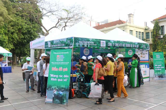 Hà Nội: Nâng cao ý thức về môi trường bằng chương trình “Đổi rác lấy quà”