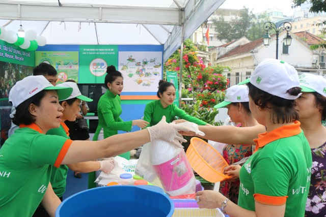 Tại ngày hội nhiều loại rác tái chế của người dân