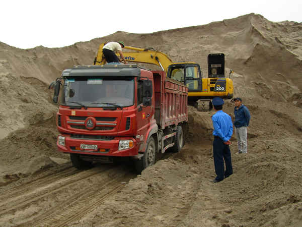 Lực lượng chức năng huyện Thường tin tích cực kiểm tra, xử lý các bãi tập kết VLXD vi phạm