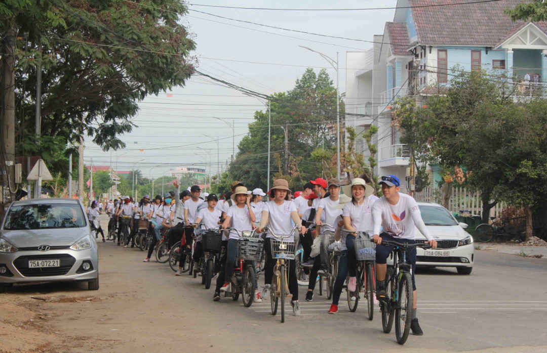 Đạp xe tuyên truyền nâng cao giữ gìn vệ sinh môi trường...