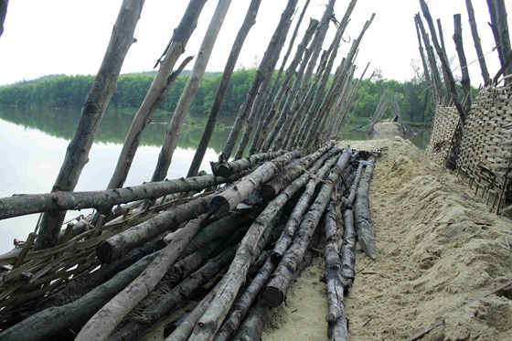 4 vỡ đập ngăn mặn sông Trà bồng