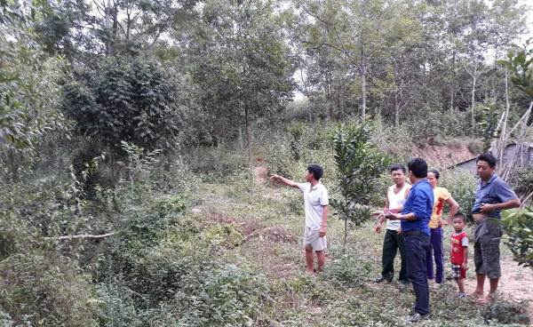 Người dân dẫn PV đến khu vực nước rác tràn xuống mỗi khi trời mưa