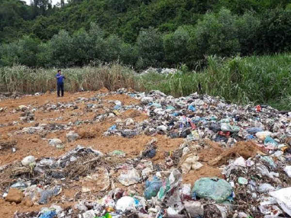 Bãi rác không có hệ thống thu gom nước mặt nên mỗi khi trời mưa sẽ khiến lượng nước mưa và nước rác hòa lẫn chảy ra môi trường xung quanh