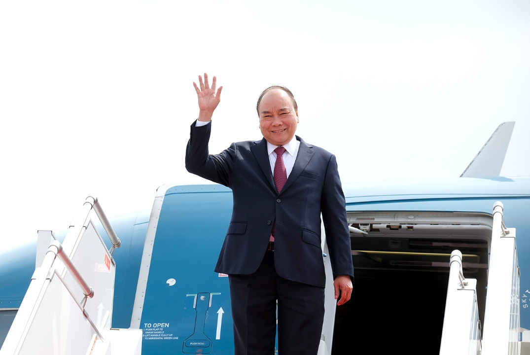 THỦ TƯỚNG LÊN MÁY BAY