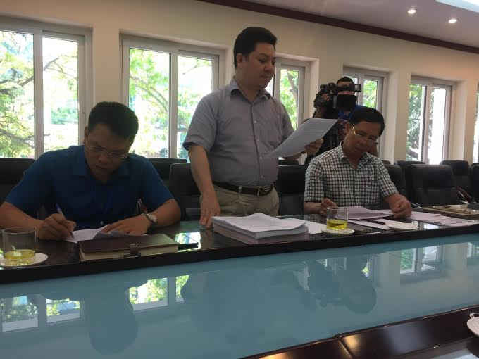 ​Ông Trần Đông Dực - Giám đốc TTPT quỹ đất quận Cầu Giấy phát biểu thông tin tới báo chí.