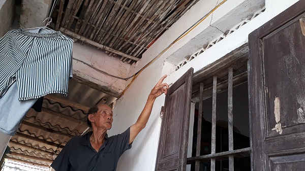 Nhà dân cũng bị nứt do tác động của hoạt động khai thác đá.