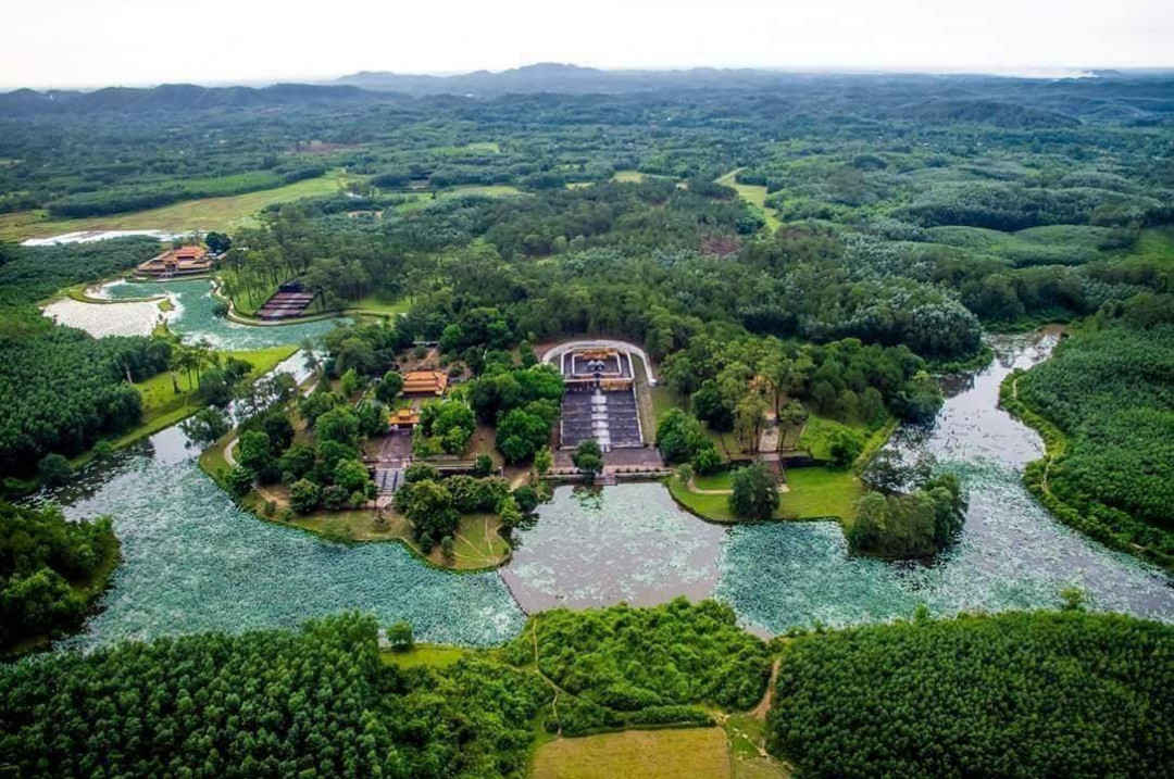 Lăng Gia Long nhìn từ trên cao