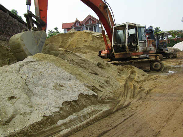 Bãi tập kết VLXD nằm ngay trong khu dân cư ở xã Đông Quang (huyện Ba Vì – Hà Nội) nhưng không bị cơ quan chức năng xử lý