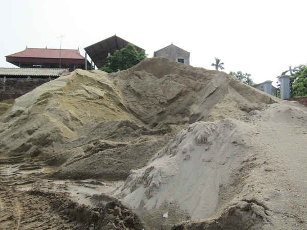 Nhiều bãi tập kết VLXD cao ngang nóc nhà, vi phạm nghiêm trọng Luật Đê điều